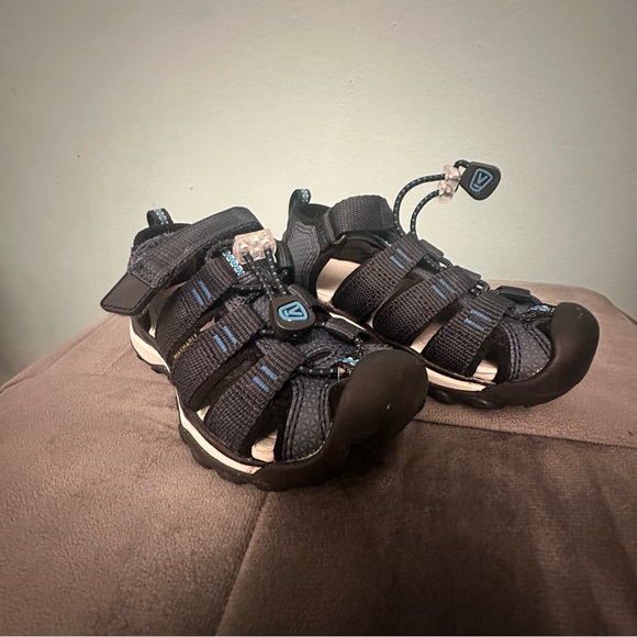 Keen Newport H2 Closed Toe
Waterproof Hiking Sandals Shoes
1022903 Size - Picture 10 of 11